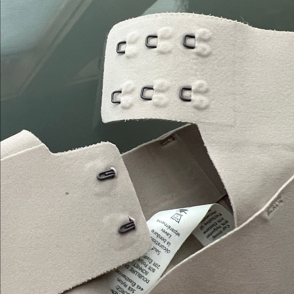 🫶34DD Like New Barely Beige Enlite Bra by Lululemon in Taupe/Cream/Greyish 34E - Picture 14 of 17